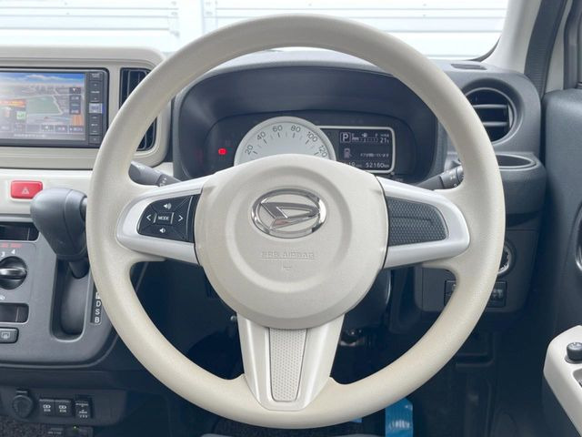 インテリアに合わせたデザインのステアリングは、運転される方のことも考え、運転しやすい形状、大きさです。是非一度、実際に触ってお確かめください。