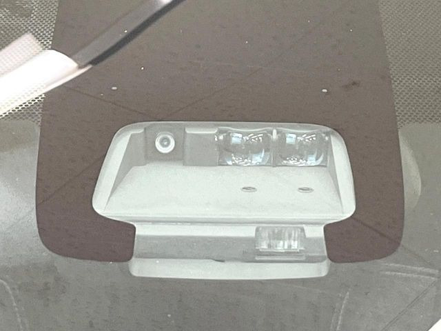 【トヨタセーフティセンス】走行中に前方の車両等を認識し、衝突しそうな時は警報とブレーキで衝突回避と被害軽減をアシスト。より安全にドライブをお楽しみいただけます。