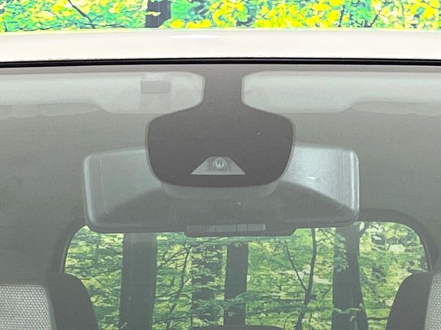 【エマージェンシーブレーキ】走行中に前方の車両等を認識し、衝突しそうな時は警報とブレーキで衝突回避と被害軽減をアシスト。より安全にドライブをお楽しみいただけます。