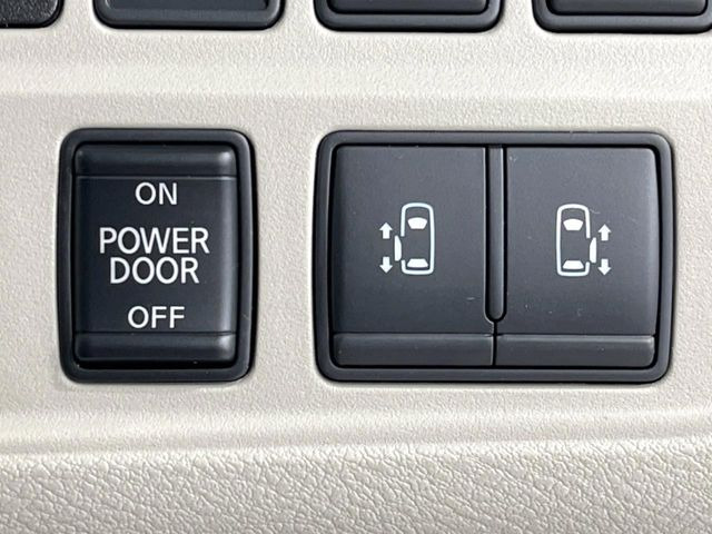 【両側パワースライドドア】スマートキーや運転席のスイッチで後席両側スライドドアの開閉が可能♪電動だから力を入れてドアを開ける必要が無く、小さなお子様でも簡単に開け閉めでき快適です♪