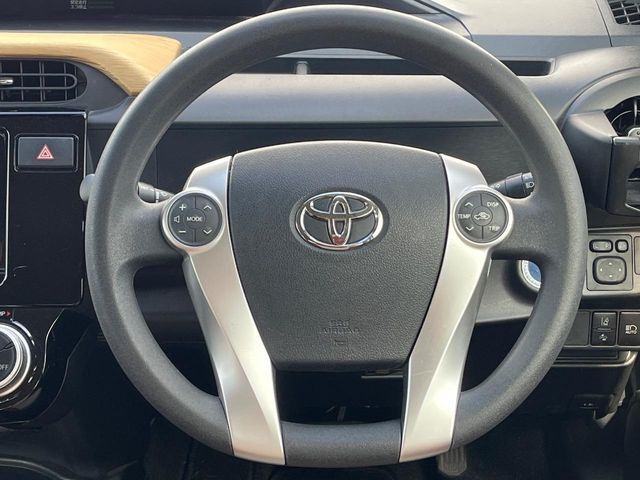 インテリアに合わせたデザインのステアリングは、運転される方のことも考え、運転しやすい形状、大きさです。是非一度、実際に触ってお確かめください。