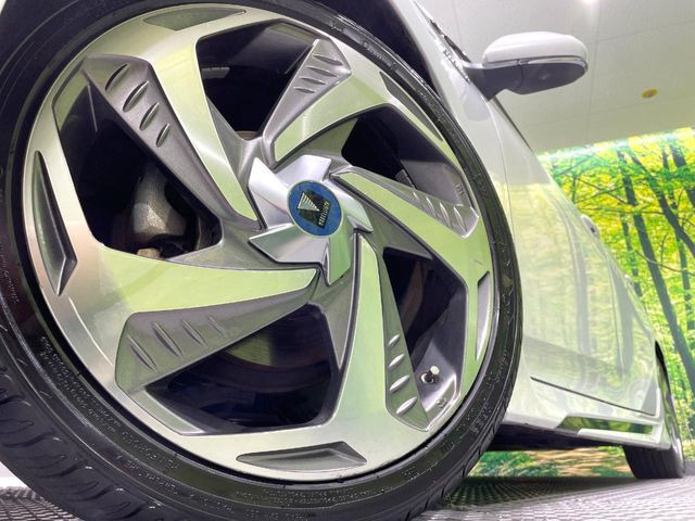 【純正オプション18インチアルミホイール】純正オプションホイールを装着。走行性能の向上に加え、外観もよりスタイリッシュになっています。