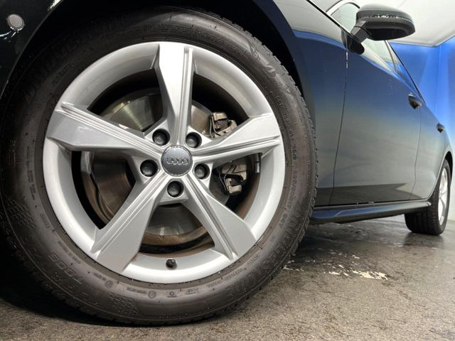 ●純正17インチアルミホイール:輸入車ならではの卓越した走りを支えるホイールと足回りです!日本車の走りに慣れている方にもぜひ体感して頂きたいほど、高いレベルでまとまっています!