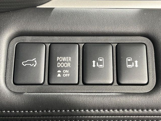 【両側パワースライドドア】スマートキーや運転席のスイッチで後席両側スライドドアの開閉が可能♪電動だから力を入れてドアを開ける必要が無く、小さなお子様でも簡単に開け閉めでき快適です♪