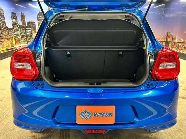 トランクスペースも充分な広さがございます。ゴルフバッグも収納可
