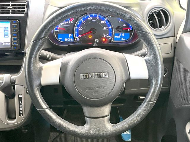 インテリアに合わせたデザインのステアリングは、運転される方のことも考え、運転しやすい形状、大きさです。是非一度、実際に触ってお確かめください。