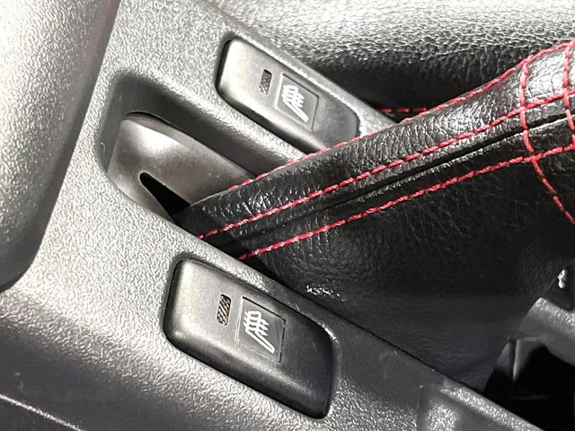 【シートヒーター】寒い日に重宝するシートヒーター!エアコンより早く温まってくれるので寒がりの人も安心ですね♪エアコンの温風は乾燥するから苦手、という方にもをおすすめです。