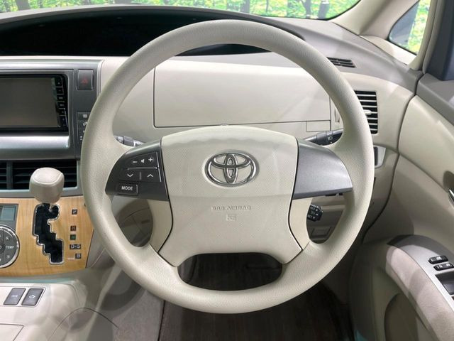 �C���e���A�ɍ��킹���f�U�C���̃X�e�A�����O�́A�^�]�������̂��Ƃ��l���A�^�]���₷���`��A�傫���ł��B�����x�A���ۂɐG���Ă��m���߂��������B