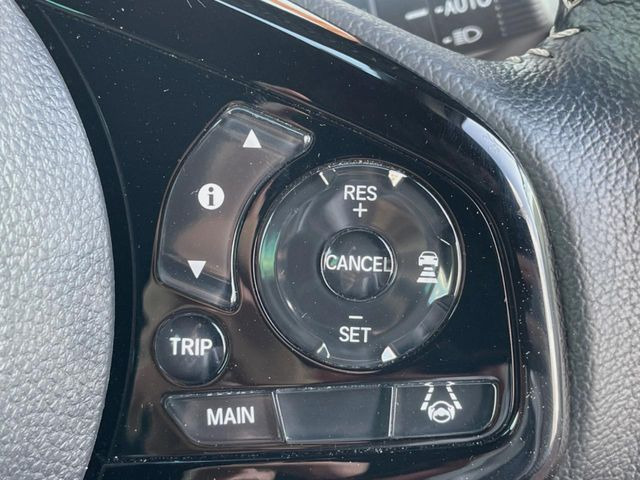 【ホンダセンシング】走行中に前方の車両等を認識し、衝突しそうな時は警報とブレーキで衝突回避と被害軽減をアシスト。より安全にドライブをお楽しみいただけます。