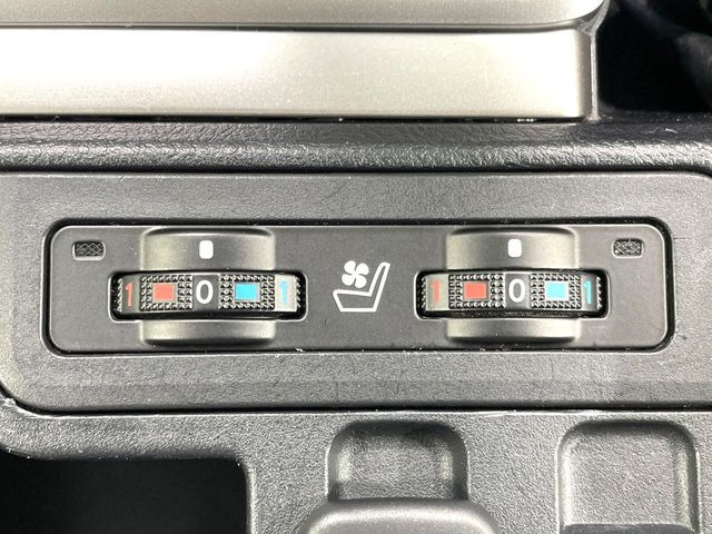 【シートヒーター&ベンチレーション】夏場は涼しい風でお尻や背中の熱やムレを防ぎ、冬はエアコンよりも早く温まってポカポカに!季節を問わず快適に過ごせます。