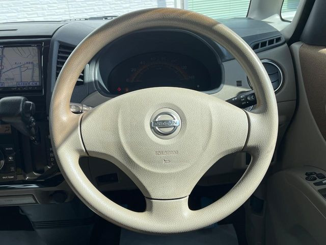 �C���e���A�ɍ��킹���f�U�C���̃X�e�A�����O�́A�^�]�������̂��Ƃ��l���A�^�]���₷���`��A�傫���ł��B�����x�A���ۂɐG���Ă��m���߂��������B