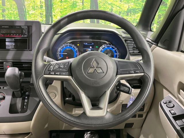 �C���e���A�ɍ��킹���f�U�C���̃X�e�A�����O�́A�^�]�������̂��Ƃ��l���A�^�]���₷���`��A�傫���ł��B�����x�A���ۂɐG���Ă��m���߂��������B