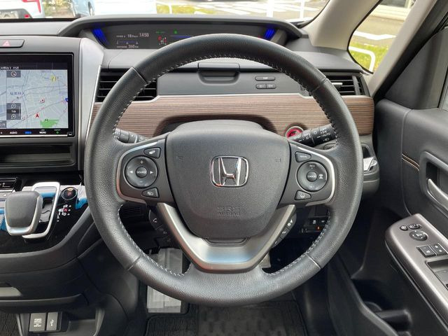 【純正革巻きステアリング】上質な革を使用することで、手にしっかり馴染みとても運転しやすいハンドルです♪