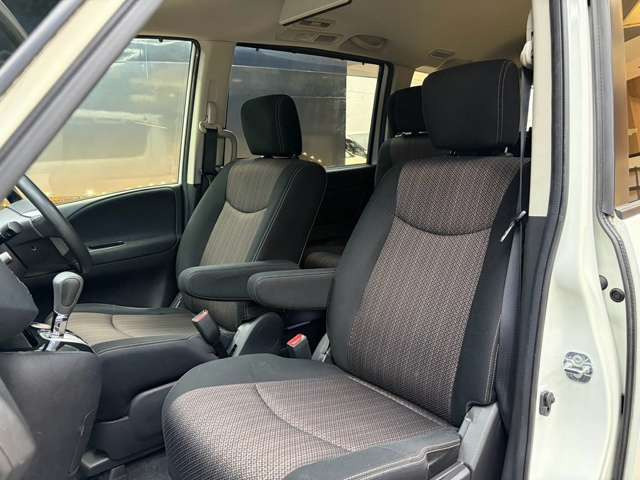 運転席も広々としており運転しやすい環境を実現しています☆