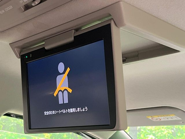 【フリップダウンモニター】大画面モニターで後席でもエンタメをお楽しみいただけます。小さなお子様にも大人気の装備です♪