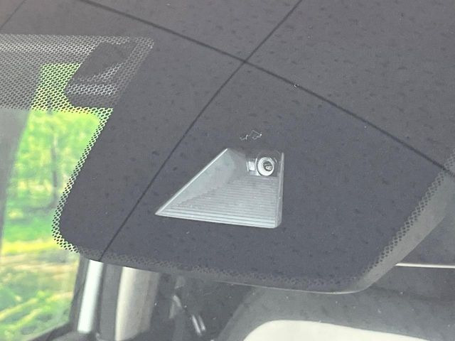 【ホンダセンシング】走行中に前方の車両等を認識し、衝突しそうな時は警報とブレーキで衝突回避と被害軽減をアシスト。より安全にドライブをお楽しみいただけます。