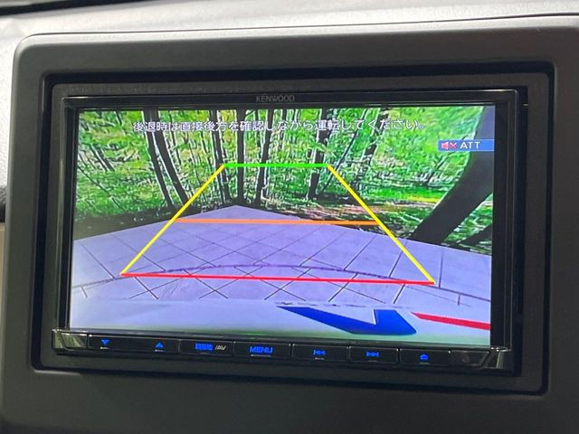 【バックカメラ】駐車時に後方がリアルタイム映像で確認できます。大型商業施設や立体駐車場での駐車時や、夜間のバック時に大活躍!運転スキルに関わらず、今や必須となった装備のひとつです!