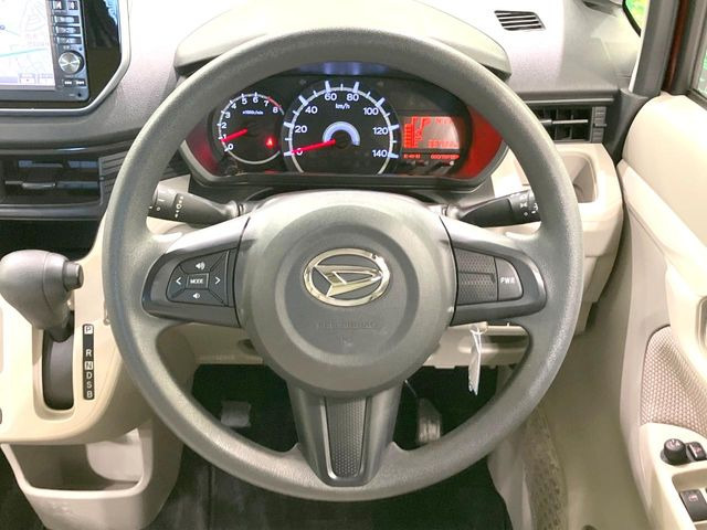 �C���e���A�ɍ��킹���f�U�C���̃X�e�A�����O�́A�^�]�������̂��Ƃ��l���A�^�]���₷���`��A�傫���ł��B�����x�A���ۂɐG���Ă��m���߂��������B