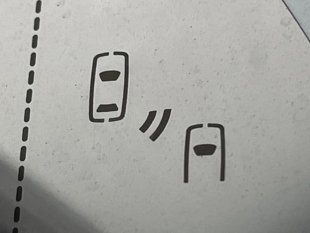 【ブラインドスポットモニター】走行中、ドアミラーの死角になりやすい箇所に後続車が接近するとサイドミラーのレンズに警告を表示!ドライバーに注意喚起をしてくれます。