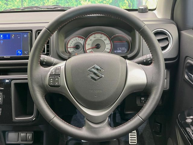 �C���e���A�ɍ��킹���f�U�C���̃X�e�A�����O�́A�^�]�������̂��Ƃ��l���A�^�]���₷���`��A�傫���ł��B�����x�A���ۂɐG���Ă��m���߂��������B
