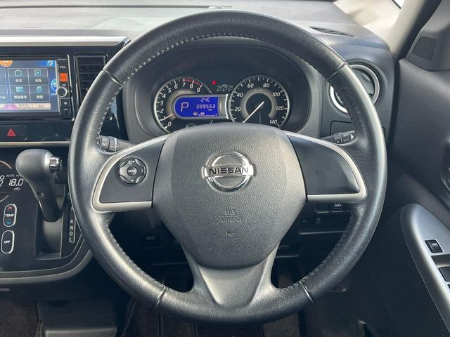 �C���e���A�ɍ��킹���f�U�C���̃X�e�A�����O�́A�^�]�������̂��Ƃ��l���A�^�]���₷���`��A�傫���ł��B�����x�A���ۂɐG���Ă��m���߂��������B