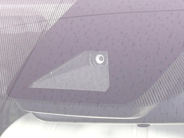 【プリクラッシュセーフティ】前方の車両等を検知し、衝突しそうな時は警報で注意を促し、ブレーキを踏む力をサポート。ブレーキを踏めなかった場合は衝突被害軽減ブレーキが作動、衝突回避をサポートします。