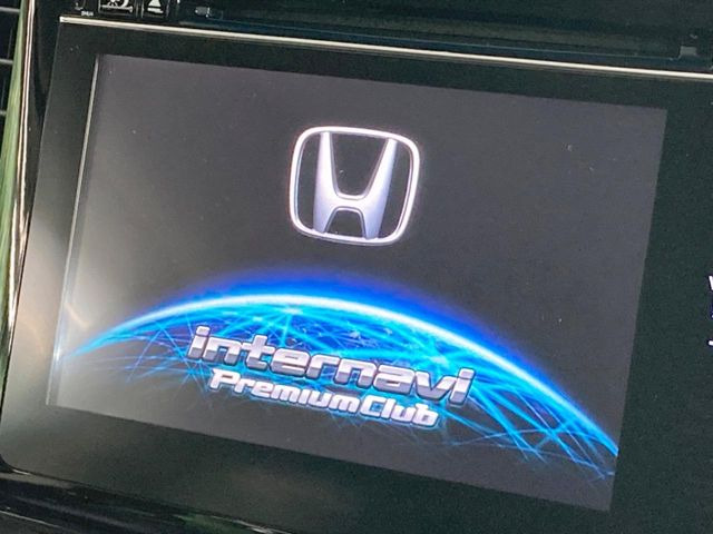 【メーカー純正ナビ】インテリアに溶け込むスタイリッシュな「専用設計」メーカーナビを装備♪視認性や操作性など基本性能にも優れ、より上質なカーライフをお楽しみいただけます。