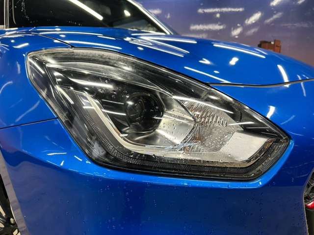 【LEDヘッドランプ】ハロゲンヘッドランプの約2倍の光量でより明るく遠くを照らし、夜間走行時の視認性を高める。さらに長寿命や、省電力も魅力。