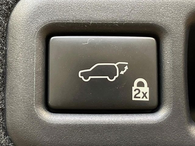 【パワーバックドア】スマートキーや運転席のボタンを押すだけでリアゲートが自動で開閉します!荷物を持っている時や、高い位置にあるバックドアを閉める際に便利な機能です♪