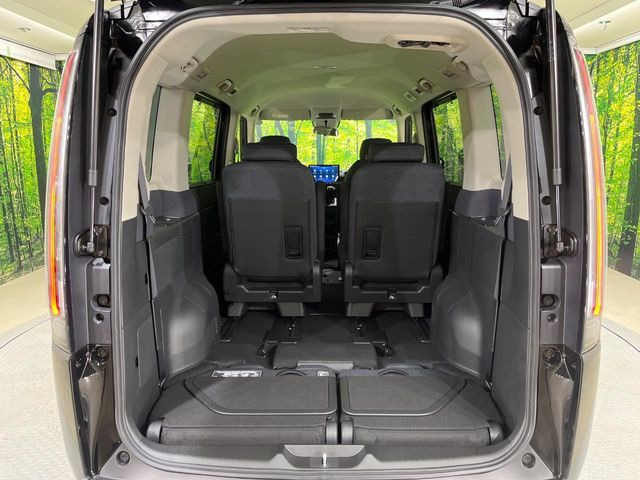 普段のお買い物や通勤、送迎等に十分な荷室スペースを確保しております。セカンドシートを倒すと、大きな荷物の積載も可能です♪