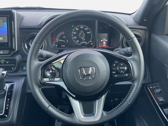 【ステアリングスイッチ】運転中、前方から目線をそらすことなく、オーディオ等の操作が可能な便利機能!安心&快適なドライブを演出してくれます♪