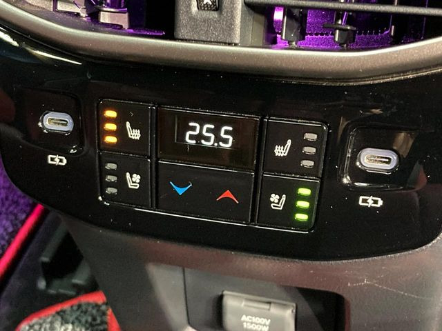 【全席シートヒーター&ベンチレーション】夏場は涼しい風でお尻や背中の熱やムレを防ぎ、冬はエアコンよりも早く温まってポカポカに!季節を問わず快適に過ごせます。