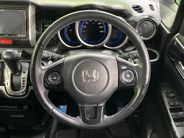【純正革巻きステアリング】上質な革を使用することで、手にしっかり馴染みとても運転しやすいハンドルです♪