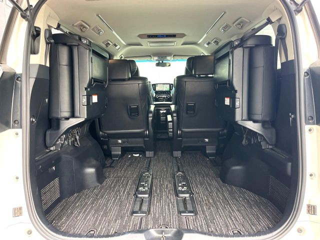 後席を格納すると、これだけの広さが!シーンに合わせたシートアレンジで、大きな荷物も積むことが出来ます♪
