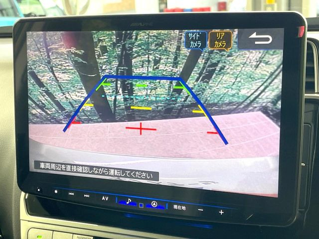 【バックカメラ】駐車時に後方がリアルタイム映像で確認できます。大型商業施設や立体駐車場での駐車時や、夜間のバック時に大活躍!運転スキルに関わらず、今や必須となった装備のひとつです!