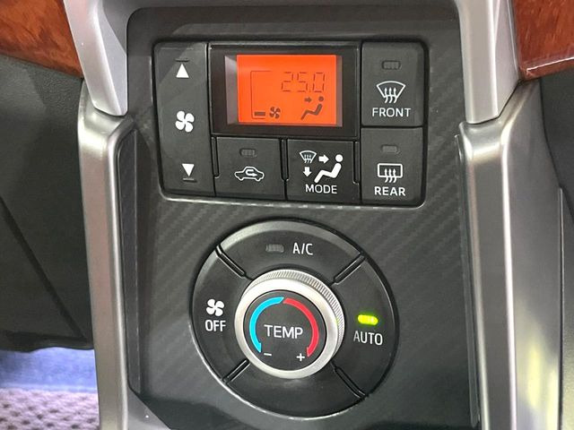 【オートエアコン】一度お好みの温度に設定すれば、車内の温度を検知し風量や温度を自動で調整。暑い&hellip;寒い&hellip;と何度もスイッチ操作をする必要はありません。快適な車内空間には必須の機能ですね♪