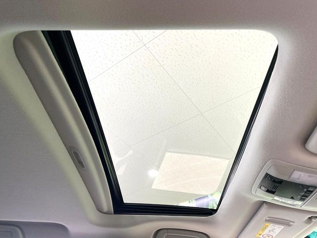 【サンルーフ】開放感たっぷりの希少装備、サンルーフが装着されています!車内に明かりを取り入れたり景色を楽しむ以外にも、車内の空気も簡単に換気できて快適です!
