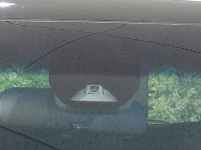 【ホンダセンシング】走行中に前方の車両等を認識し、衝突しそうな時は警報とブレーキで衝突回避と被害軽減をアシスト。より安全にドライブをお楽しみいただけます。