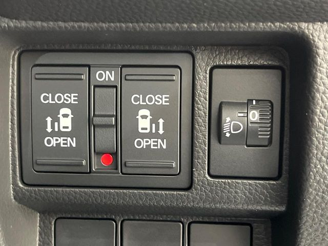 【両側パワースライドドア】スマートキーや運転席のスイッチで後席両側スライドドアの開閉が可能♪電動だから力を入れてドアを開ける必要が無く、小さなお子様でも簡単に開け閉めでき快適です♪