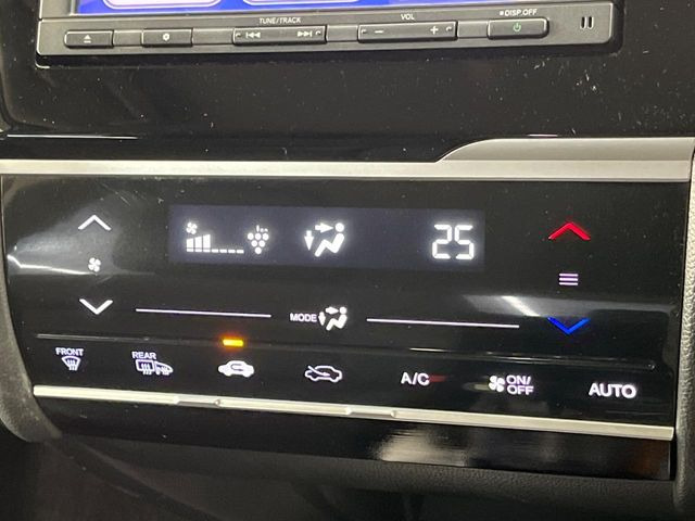 【オートエアコン】一度お好みの温度に設定すれば、車内の温度を検知し風量や温度を自動で調整。暑い&hellip;寒い&hellip;と何度もスイッチ操作をする必要はありません。快適な車内空間には必須の機能ですね♪