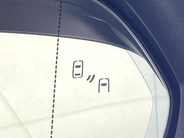 【ブラインドスポットモニター】走行中、ドアミラーの死角になりやすい箇所に後続車が接近するとサイドミラーのレンズに警告を表示!ドライバーに注意喚起をしてくれます。