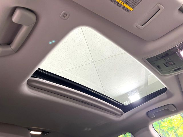 【サンルーフ】開放感たっぷりの希少装備、サンルーフが装着されています!車内に明かりを取り入れたり景色を楽しむ以外にも、車内の空気も簡単に換気できて快適です!