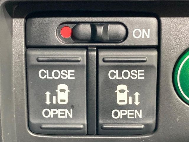 【両側パワースライドドア】スマートキーや運転席のスイッチで後席両側スライドドアの開閉が可能♪電動だから力を入れてドアを開ける必要が無く、小さなお子様でも簡単に開け閉めでき快適です♪