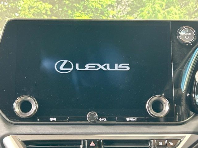 【メーカー純正ナビ】インテリアに溶け込むスタイリッシュな「専用設計」メーカーナビを装備♪視認性や操作性など基本性能にも優れ、より上質なカーライフをお楽しみいただけます。