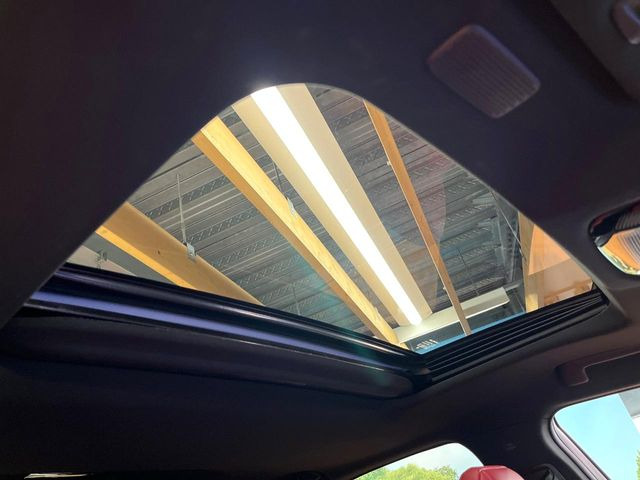 【サンルーフ】開放感たっぷりの希少装備、サンルーフが装着されています!車内に明かりを取り入れたり景色を楽しむ以外にも、車内の空気も簡単に換気できて快適です!