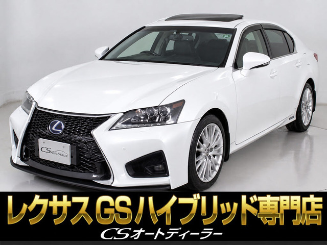 個性的なリアビューで御座います。精悍な佇まいは高級車ならではです。