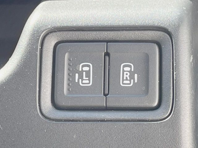 【両側パワースライドドア】スマートキーや運転席のスイッチで後席両側スライドドアの開閉が可能♪電動だから力を入れてドアを開ける必要が無く、小さなお子様でも簡単に開け閉めでき快適です♪
