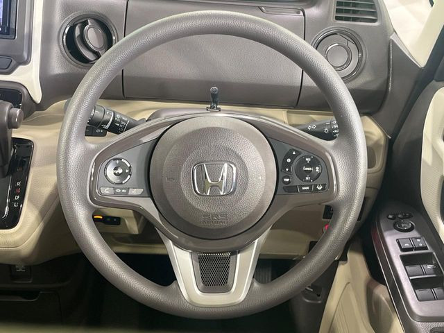 インテリアに合わせたデザインのステアリングは、運転される方のことも考え、運転しやすい形状、大きさです。是非一度、実際に触ってお確かめください。