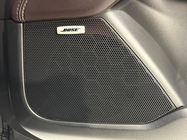 【BOSEサウンドシステム】メーカーオプションの高品位サウンドシステムを搭載。専用のチューニングが施された大小様々なスピーカーから良質なサウンドが奏でられ、臨場感あふれる音響空間を演出します。