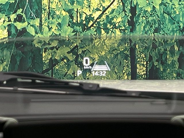 【カラーヘッドアップディスプレイ】現在の速度や走行情報をデジタル表示で運転席前方のガラスに投影!カラー付きで視認性も高く、運転中目線をずらさず必要な情報を確認できるのでとっても便利で安心!